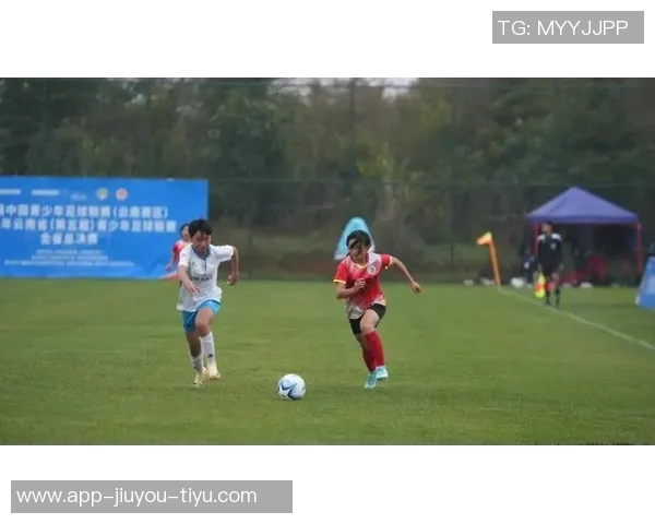 冬季足球赛季：球星在寒冬中激战，展现不屈精神与极致技巧