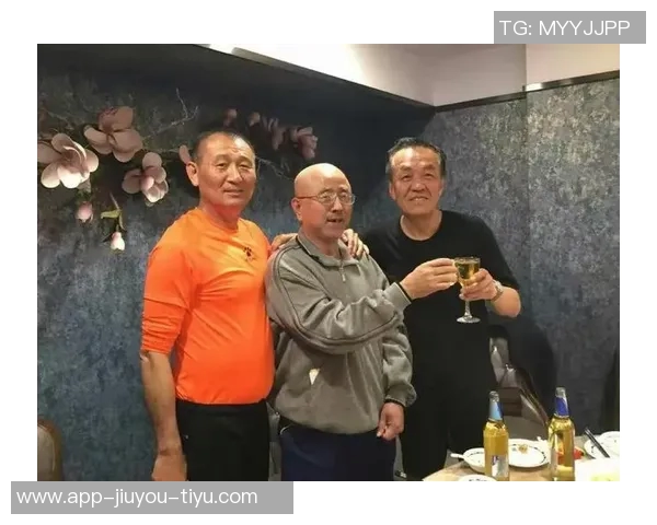 足坛岁月传奇再聚首老将携手上演经典怀旧友谊赛 足坛岁月传奇再聚首老将携手上演经典怀旧友谊赛