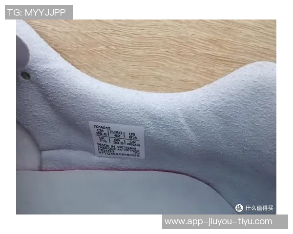 足球明星们常穿的跑鞋品牌及选择标准揭秘 足球明星们常穿的跑鞋品牌及选择标准揭秘